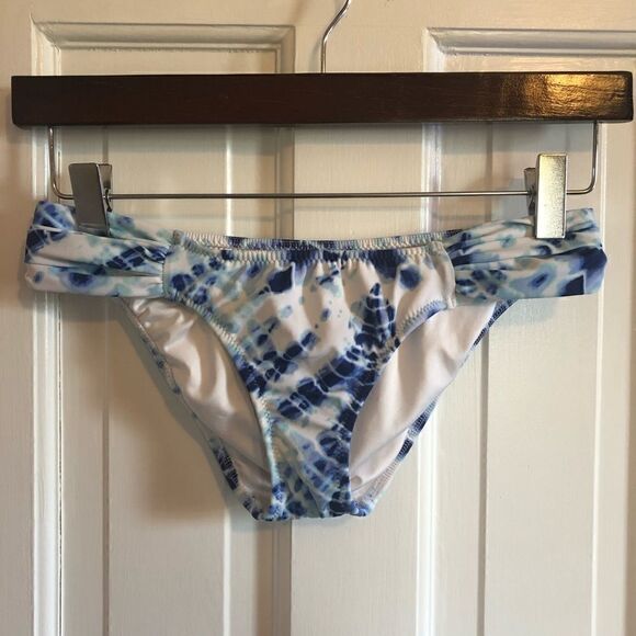 ✅(free) Victoria’s Secret bottoms - Picture 1 of 5